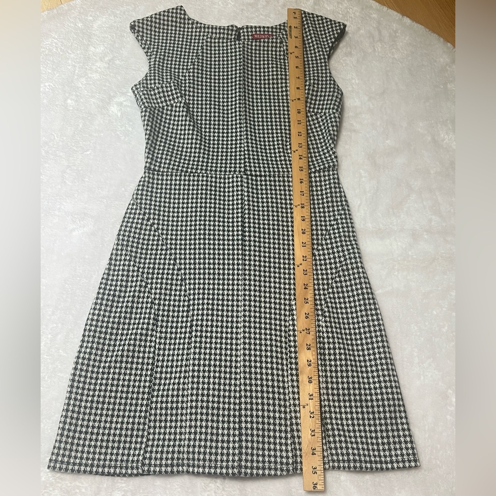 Merona Sz Small Black & White Cap Sleeve Dress. Back zipper. Flared back skirt - Picture 5 of 8